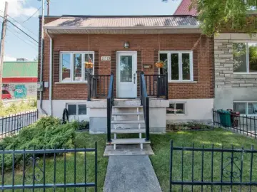 Detached House with x Bedrooms, x Bathroom