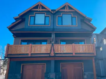 Condominium with xxxx sqft, x Bedrooms, x Bathrooms