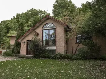 Detached House with x Bedrooms, x Bathroom
