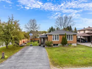 Detached House with x Bedrooms, x Bathrooms