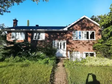 Detached House with x Bedrooms, x Bathrooms