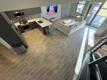 Condominium with xxxx sqft, x Bedrooms, xx Bathrooms