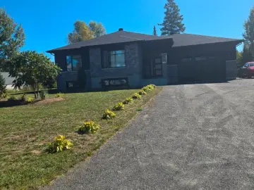 Detached House with xxxx sqft, x Bedrooms, x Bathroom