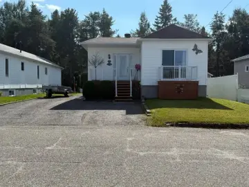 Detached House with x Bedrooms, x Bathrooms