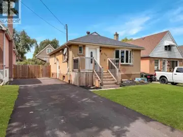Detached House with x Bedrooms, x Bathrooms