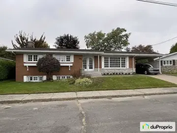Detached House with x Bedrooms, x Bathrooms
