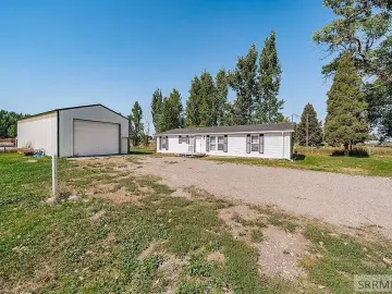 Detached House with xxxx sqft, x Bedrooms, x Bathroom