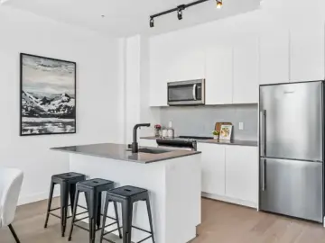 Condominium with xxx sqft, x Bedrooms, x Bathrooms
