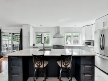 Detached House with x Bedrooms, x Bathroom