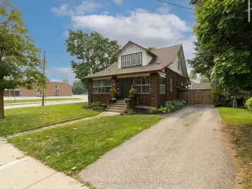 Detached House with x Bedrooms, x Bathrooms