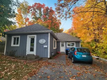 Detached House with * Bedrooms, * Bathroom