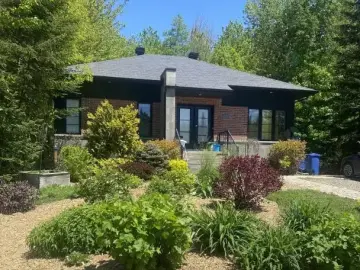 Detached House with * Bedrooms, * Bathroom