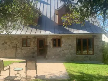 Detached House with xxxx sqft, x Bedrooms, x Bathroom