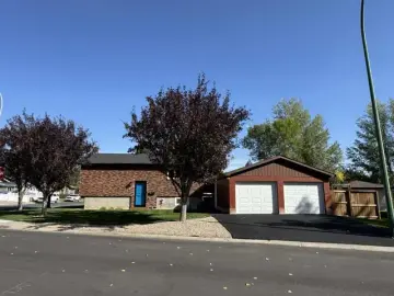 Detached House with xxx sqft, x Bedrooms, x Bathrooms