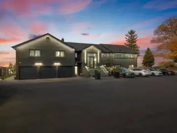 Detached House with 7800 sqft, 6 Bedrooms, 6 Bathroom