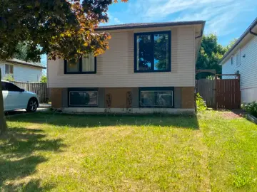 Detached House with 1037 sqft, 5 Bedrooms, 2 Bathroom