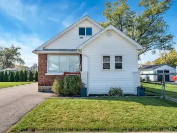 Detached House with x Bedrooms, x Bathrooms