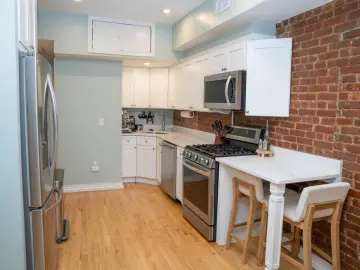 Condominium with xxx sqft, x Bedrooms, x Bathrooms