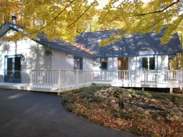 Detached House with 2500 sqft, 3 Bedrooms, 2 Bathroom