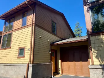 Condominium with xxx sqft, x Bedroom, xx Bathrooms