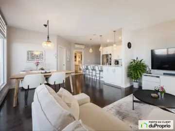 Condominium with x Bedrooms, x Bathrooms