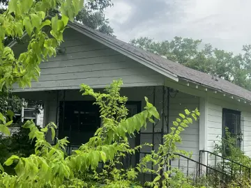 Detached House with x Bedrooms, x Bathroom