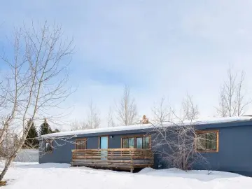 Detached House with 1716 sqft, 5 Bedrooms, 2 Bathroom