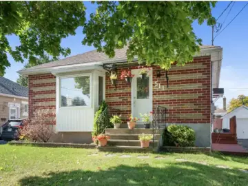 Detached House with 1100 sqft, 3 Bedrooms, 2 Bathroom