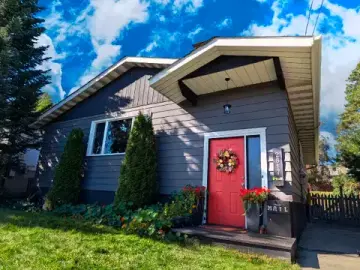 Detached House with xxxx sqft, x Bedrooms, x Bathroom