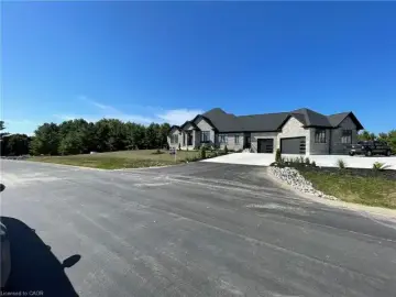 Detached House with xxxx sqft, x Bedrooms, x Bathroom