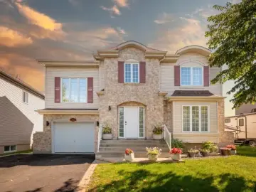Detached House with x Bedrooms, x Bathrooms