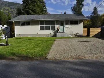 Detached House with 1750 sqft, 5 Bedrooms, 2 Bathroom