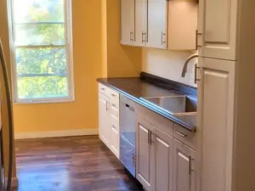 Multi Family with 3000 sqft, 6 Bedrooms, 3 Bathrooms