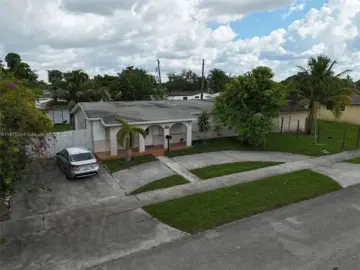Detached House with 1350 sqft, 4 Bedrooms, 2 Bathroom