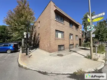 Semi Detached with 4 Bedrooms, 2 Bathrooms