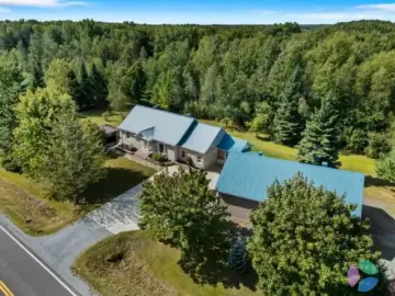 Detached House with 6 Bedrooms, 2 Bathrooms