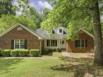 Detached House with 2230 sqft, 4 Bedrooms, 2 Bathroom