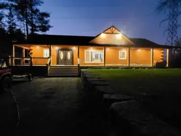 Cottage with 5 Bedrooms, 3 Bathrooms