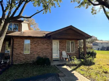 Detached House with 900 sqft, 2 Bedrooms, 3 Bathrooms