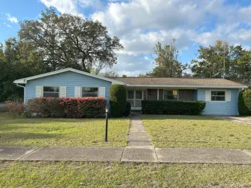 Detached House with 1600 sqft, 4 Bedrooms, 2 Bathroom